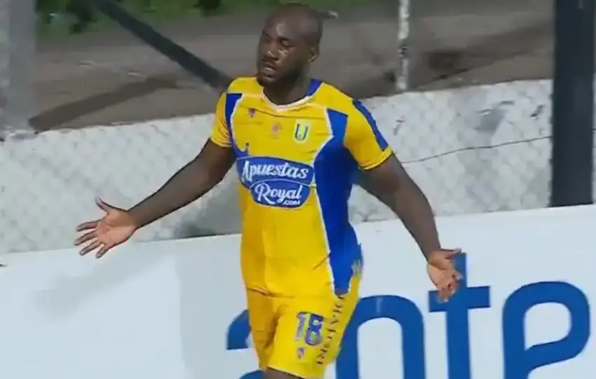 El delantero panameño Cecilio Waterman sigue marcando goles.