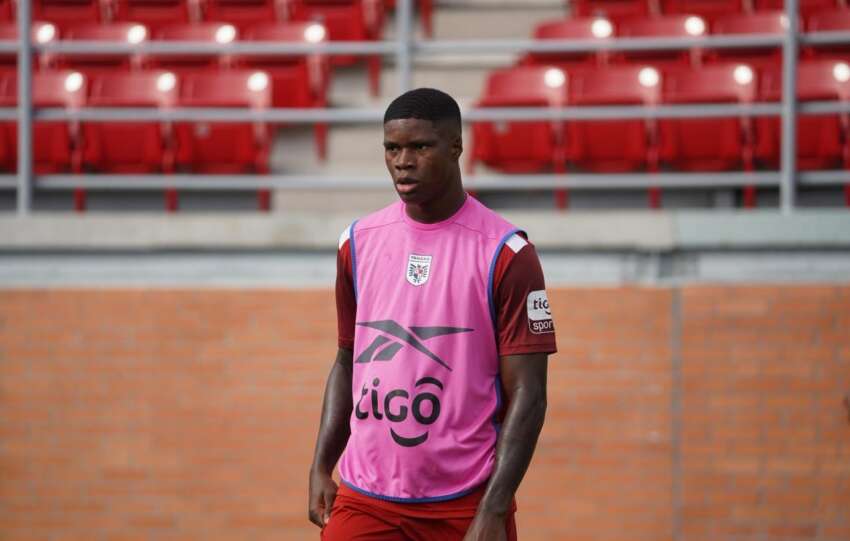 Kadir Barría sueña en grande (foto FEPAFUT).