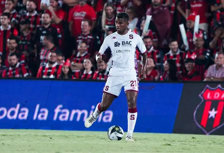 Fidel Escobar, un jefe en la defensa del Saprissa de Costa Rica.